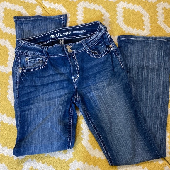Wallflower Denim - WALLFLOWER 11L Luscious Curvy fit jeans with white embroidery